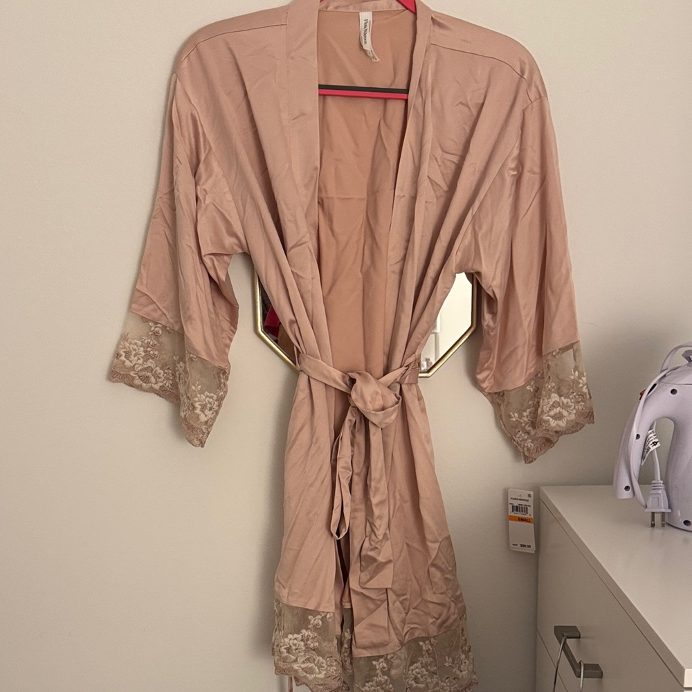NWT Flora Nikrooz Pink Lace Trim Robe